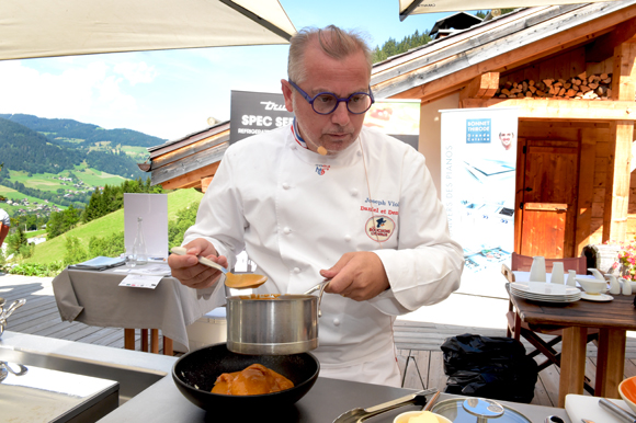 64. Très concentré le chef et sa sauce aux écrevisses