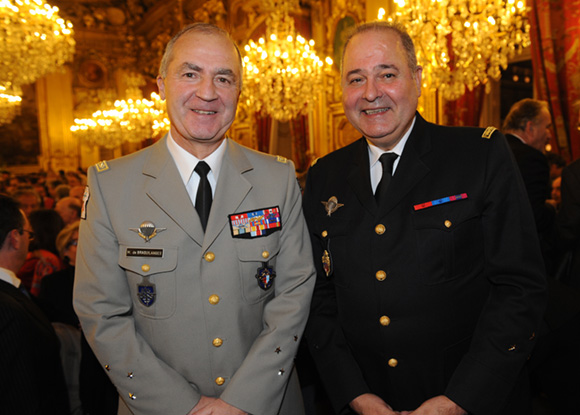 13. Le général Martial de Braquilanges, gouverneur militaire de Lyon et Jean-Patrick Ridao, général de division de gendarmerie Rhône-Alpes