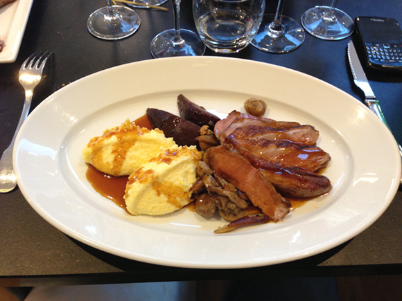 Aiguillettes de canette des Dombes rôties servi avec polenta cremeuse, poires pochees au vin rouge et champignons - 25,20 euros