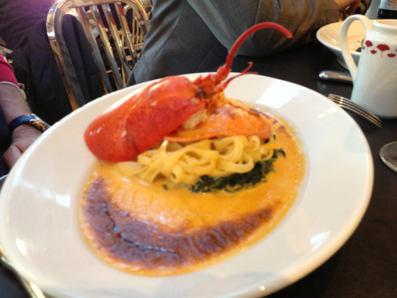 Homard Nouvelle Ecosse cuit en gratin (1\2 homard d'une pièce de 650 grammes) servi avec tagliatelles, épinards frais en branches et sauce homardine -34 euros