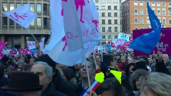 Manif pour tous. 1 800 Lyonnais sous les fenêtres de Gérard Collomb