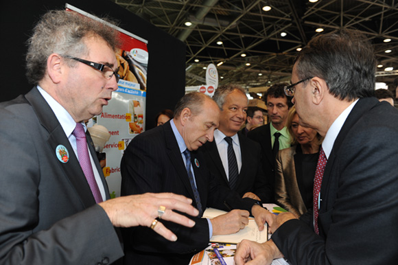13. Signature du livre d’or