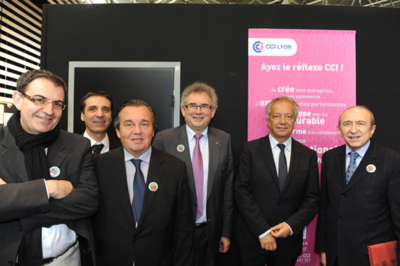 15. Photo de famille sur le stand de la CCI de Lyon