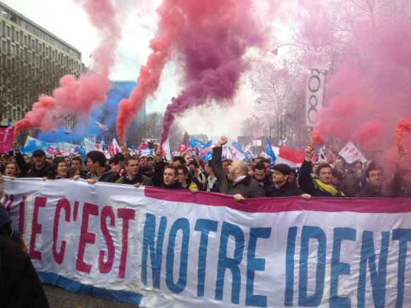 Manif’ pour tous. L’accès aux Champs-Elysées forcé, certaines familles gazées