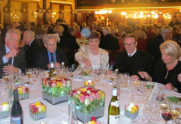 13. Très belle table admirée par Bernadette et Marcel Guigal