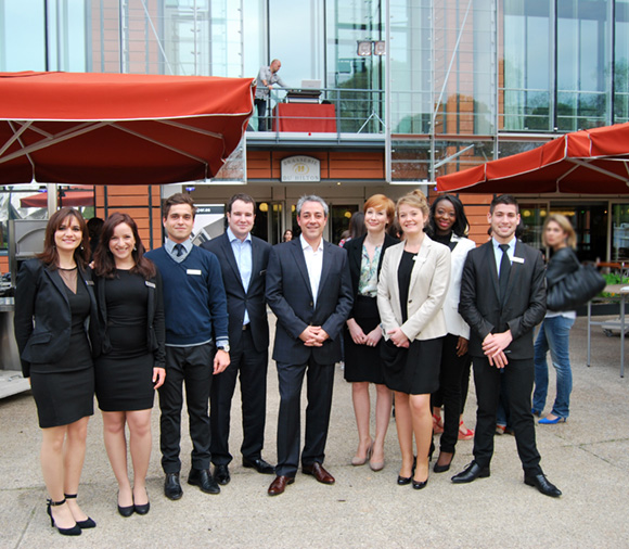 1. Ignacio Rodriguez (Manager général – Hilton Lyon), Alexandre Deschamps et l’équipe du Hilton
