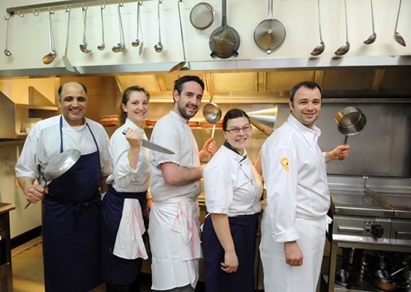 3. Auparavant seul, Olivier dirige désormais une brigade de 5 cuisiniers 