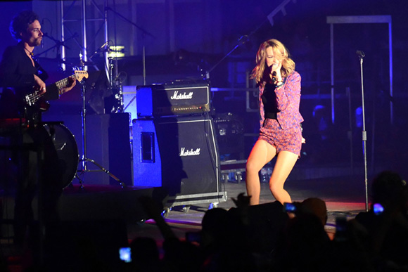 32. La chanteuse Bridgit Mendler
