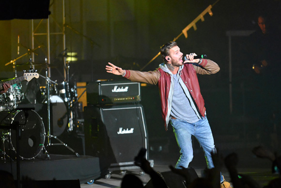 33. Le chanteur Mat Pokora
