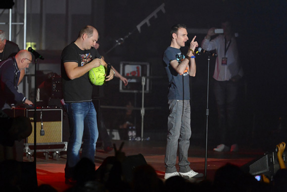 34. Cauet et son autographe…