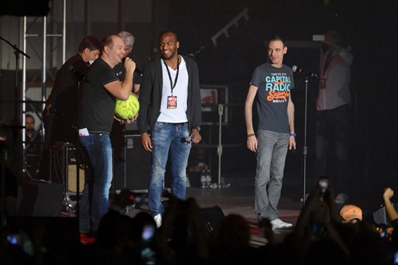 35. Cauet et le footballeur lyonnais Jimmy Briand