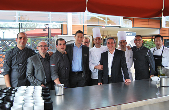 5. Ignacio Rodriguez (Manager général – Hilton Lyon), entouré de Vincent Fernandez (Josper), son équipe, Jean-Grégoire d’Amman (Directeur F & B Hilton Lyon) et le Chef Diego Amat (Hilton)