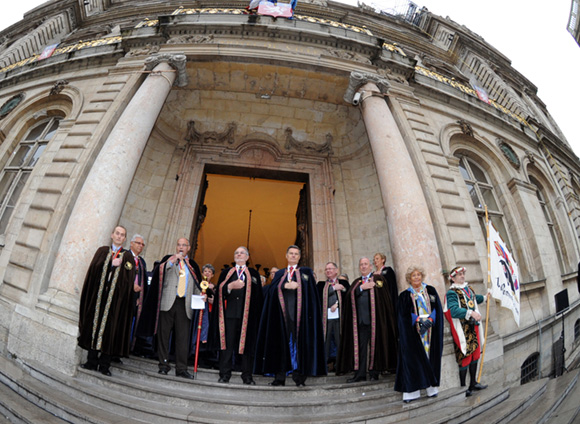 20. Les dignitaires sur le perron