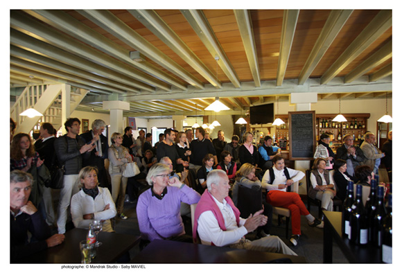 25. Remise des prix. L’assistance…