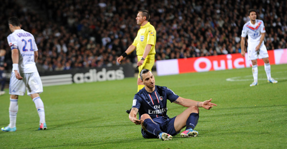 31. La star du PSG médite sur la pelouse de Gerland 