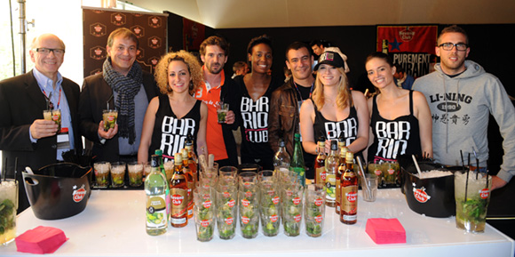 4. Thierry Stephant, Alain Potiron (Pernod), Bertrand Dalle (Barrio Club), Stéphane Croc (Pernod), Fetri Bouchma (Barrio Club) et leurs barmaids