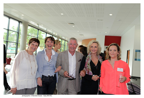 13. Catherine, Nathalie, Edwige et Virginie autour de Denis de Bénazé, fondateur de l’IDRAC lyon