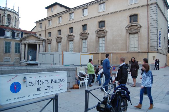 Les « Mères Veilleuses » s’installent à Lyon