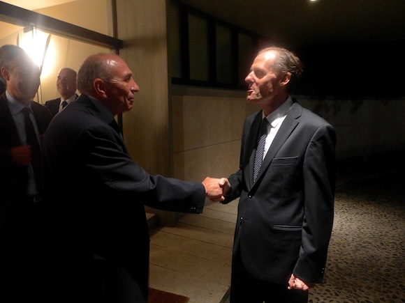 08. L’Ambassadeur de France au Japon Christian Masset, très collet-monté, accueille ses hôtes sur le perron.