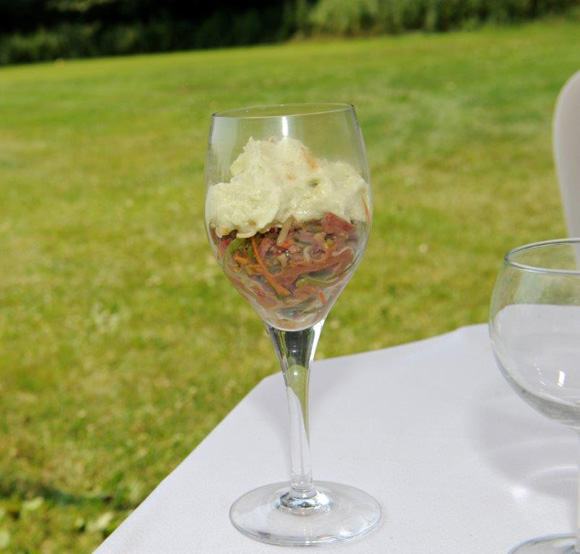 13. Chez Mathieu Viannay (La Mère Brazier), tartare de canard aux légumes croquants et sésame, émulsion au lait de concombre et curry