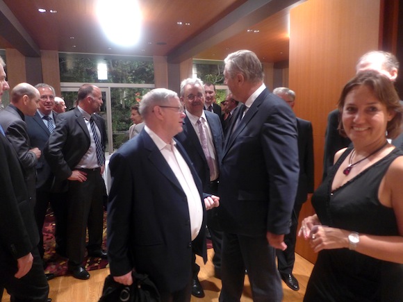 13. Privé de Ferrero, Gilles Buna quitte l’ambassade en tentant d’emmener avec lui le député de la Côte d’Or François Sauvadet.