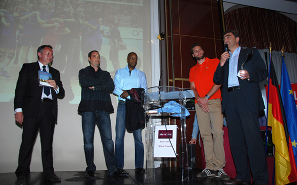 14. Remise du trophée d’honneur à Krassimir Todorov (Président ASUL Lyon Volleyball) en présence de Thierry Braillard (Député du Rhône, Adjoint au Maire de Lyon et délégué au sport), Fabrice Chalendar (entraîneur de l’ ASUL Lyon Volleyball), Dominique Dacquin (ancien capitaine de l’ASUL) et Simon Tischer (passeur allemand de l’ ASUL Lyon Volleyball)