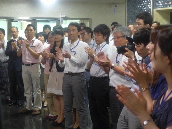 18. La manoeuvre a fonctionné, il est accueilli par les applaudissements à la mairie de Yokohama.