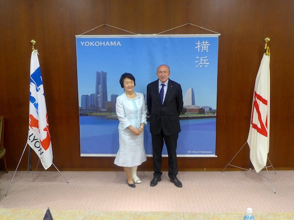 19. Aux côtés de Mme Mme Fumiko Hayashi, la maire de Yokohama, ville jumelée avec Lyon depuis 54 ans