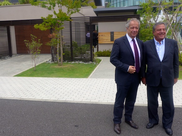 20. Philippe Grillot et François Turcas s’apprêtent à visiter une maison intelligente, bourrée de domotique