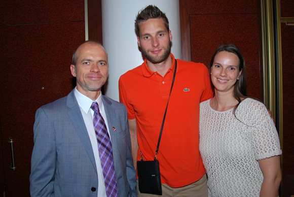 22. Patrick Dzierzon (Consul de la République fédérale d’Allemagne à Lyon), Simon Tischer (passeur allemand de l’ASUL Lyon Volleyball) et son épouse Claudia