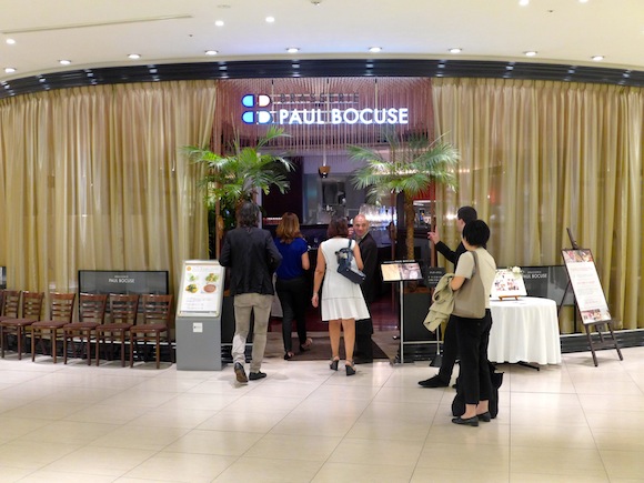 23. A Nagoya, la délégation lyonnaise retrouve une enseigne familière.