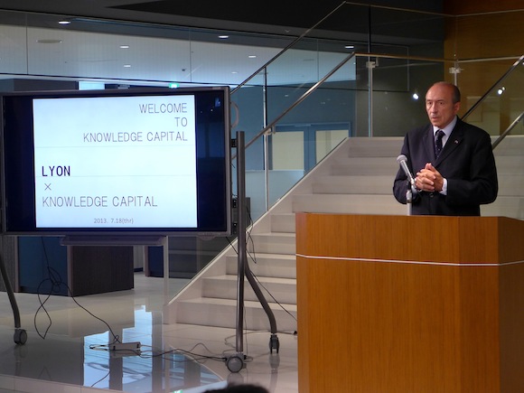 30. A Knowledge Capital, énorme Living Lab d’Osaka, Gérard Collomb a évoqué le futur des relations entre l’Asie et Lyon en termes de « fertilisation croisée. » OK, mais qui fertilise qui ?
