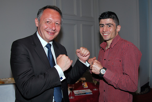 30. Thierry Braillard et Oktay Ktalak (Champion 2013 de boxe anglaise – poids plume)