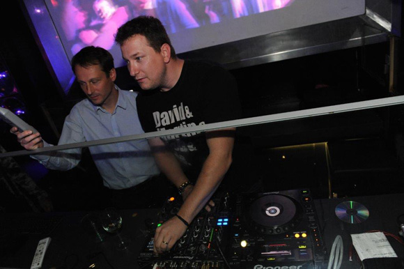 34. Le Dj du First en pleine démonstration de la puissance maximum autorisée