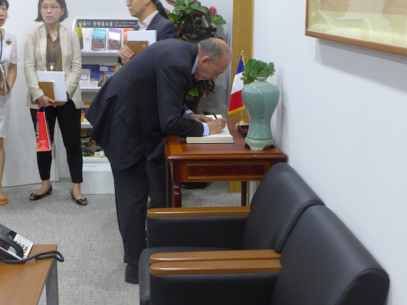 41. Gégé signe le livre d’or de la mairie de Séoul avant son entrevue avec le maire Park-Won-Soon