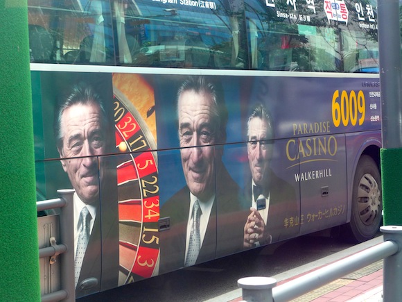 43. A Séoul, Robert de Niro se tape l’affiche pour les casinos sur les bus. Les TCL sont sur le coup