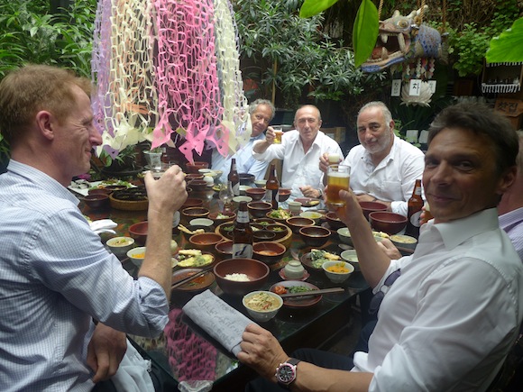 56. Philippe Grillot (CCI de Lyon), Gérard Collomb, l’adjoint à la culture Georges Képénékian et Olivier Bernardeau (OL) se font mousser