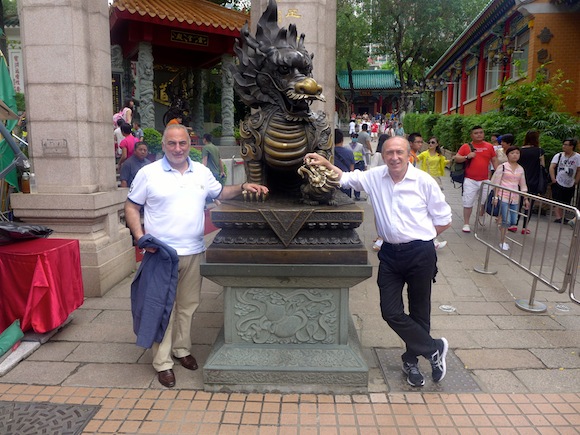 57. Képé et Gégé visitent un temple taoïste à Hong-Kong