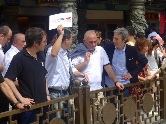 58. Le guide chinois de la délégation fait également office de support pub pour OnlyLyon