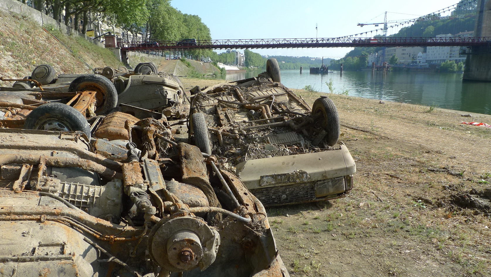 Cimetière automobile sous-marin. Avis de recherche people