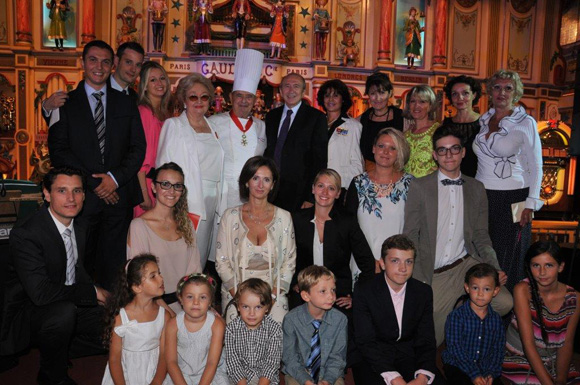 10. Photo de famille. Trois générations autour de Colette