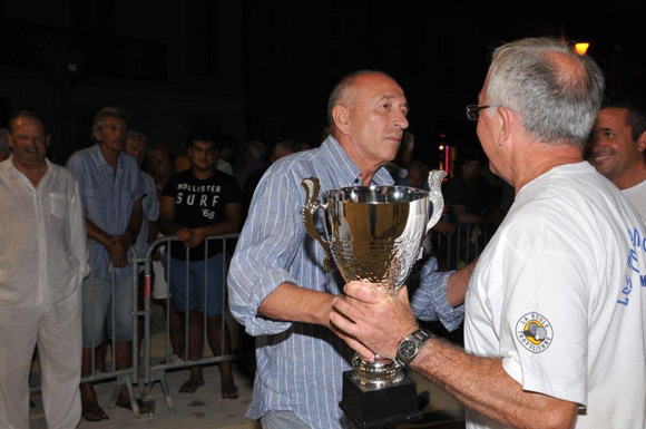 39. Remise de la coupe par le sénateur-maire de Lyon Gérard Collomb