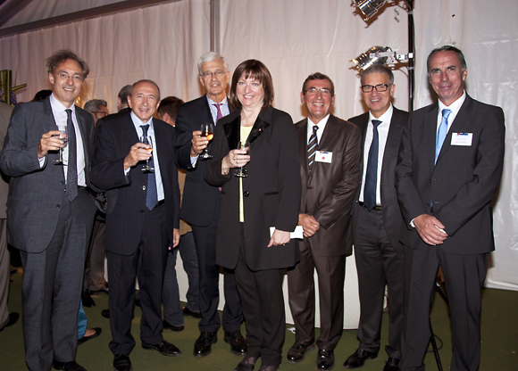 15. Photo de famille de l’Auxiliaire (de gauche à droite) : Bernard Spitz, Président de la FFSA, le sénateur-maire de Lyon, Didier Ridoret, Président de la FFB, Rita Spiteri, maire de Rochetaillée-sur-Saône, Luc Brunel, président de l’Auxiliaire, Patrick Bernasconi Président de la FNTP et Olivier Bedeau, directeur général de l'Auxiliaire et de l'Auxiliaire Vie