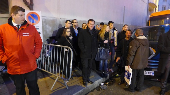 12. Direction la Bourse du Travail pour Sarko, où l'attendent Michel Havard et une cohorte de fans