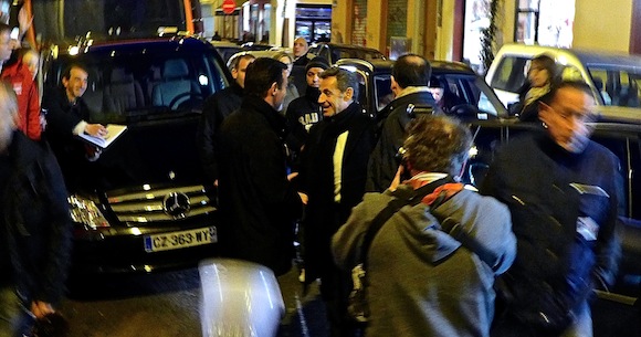 13. L'arrivée de l'ex-locataire de l'Elysée devant l'entrée des artistes de la salle de spectacle. Poignée de main franche et chaleureuse avec le candidat de l'UMP et de l'UDI à Lyon