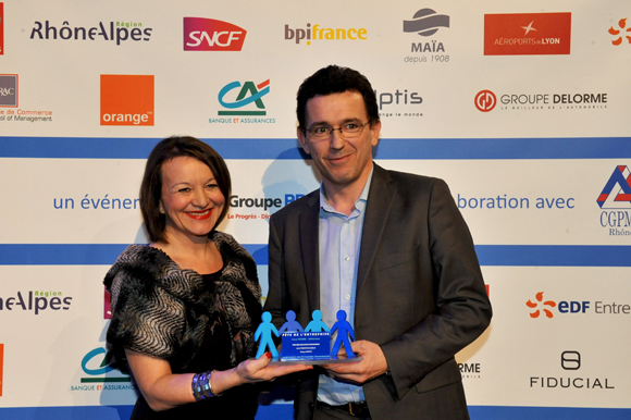 25. Trophée de l’innovation économique remis par Nadine Castellani, directrice de la communication Orange à Renaud Sornin (ALG Attestation legale)