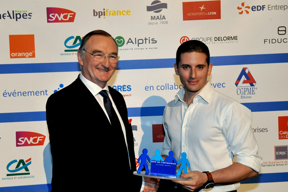 26. Trophée de l’Innovation sociale remis par Patrick François, directeur régional Rhône-Alpes-Caisse des dépôts à Michaël Schwartz (La Cordée)