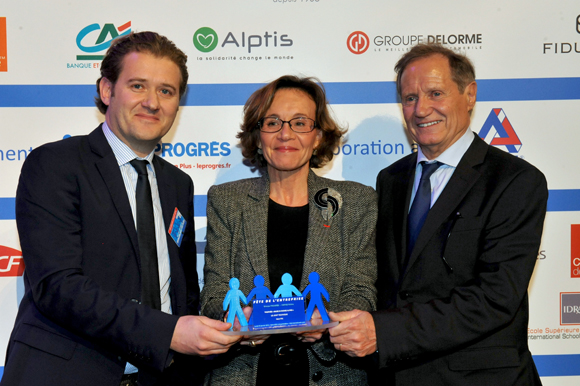 30. Trophée « Made In Rhône-Alpes » remis par Laurence Eymieu, directrice régionale SNCF Rhône-Alpes à Henri Pain et son fils Guillaume (Le Joint technique)