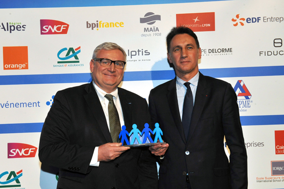 36. Trophée du chef d’entreprise de l’année remis par Christophe Gruy, président du groupe MAÏA à Pascal Nadobny (ADDEV)