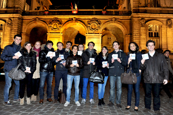 51. Les militants de Michel Havard en tractage à la sortie… 